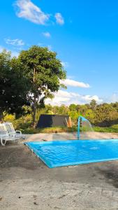 a blue swimming pool with a water slide at Cabana Janela do Céu in Jaboticatubas