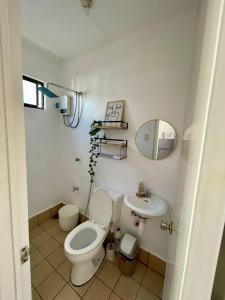 ein Badezimmer mit Toilette und Waschbecken in der Unterkunft SnapStay in Magasawang