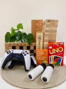 ein Nintendo Wii-Spielcontroller und zwei Wii-Spielcontroller (essenalsenalsenal) in der Unterkunft SnapStay in Magasawang