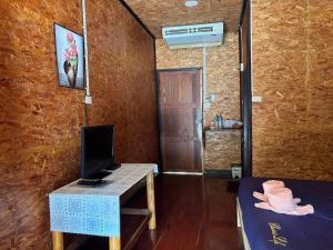 a room with a desk with a computer on it at แพจิตรธาดาธารน้ำ in Tha Kradan +15 photos