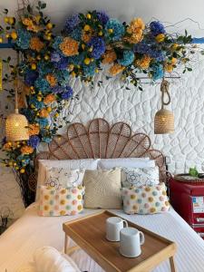 a bedroom with a bed with flowers on the wall at Andar 41 Oficial in São Paulo