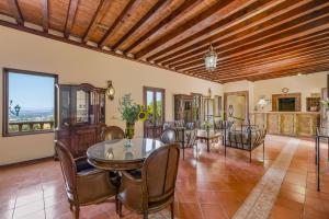 una sala da pranzo con tavolo e sedie di Mirador del Frayle a San Miguel de Allende