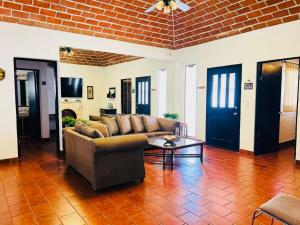 a living room with a couch and a coffee table at Casa Totalmente Equipada en Playa Algodones in San Carlos