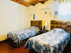 a room with two beds and a lamp on a table at Casa Totalmente Equipada en Playa Algodones in San Carlos +40 photos