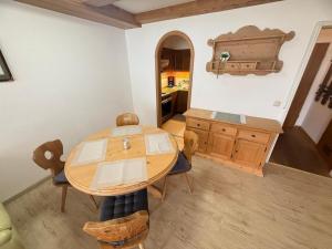 a dining room with a table and a kitchen at Karwendel Lodge in Mittenwald