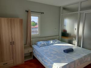 a bedroom with a bed and a window at Mango Guest House Choeng Thale in Ban Thalat Choeng Thale +19 photos
