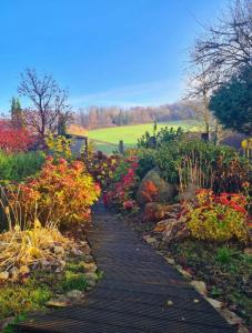 a walkway through a garden with colorful flowers at Souterrain Appartment, eigene Dusche u WC in Detmold