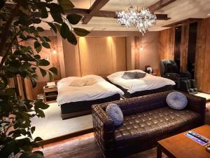 a living room with two beds and a couch at ライオンズロック in Nerima