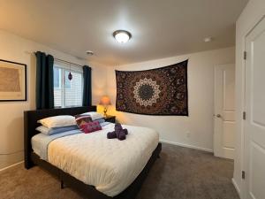 a bedroom with a bed with teddy bears on it at Relaxing 3BR 2 En Suites, Bikes & Helmets in Sheridan