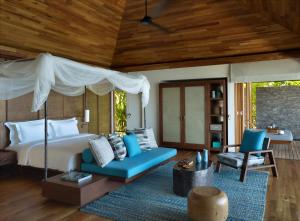 ein Schlafzimmer mit einem Himmelbett in der Unterkunft Six Senses Zil Pasyon, Seychelles in Felicité + 37 Fotos