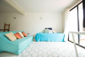 a living room with two blue couches and a window at Amplia casa en Reñaca para 10 personas in Viña del Mar