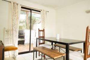 a dining room with a table and chairs and a window at Amplia casa en Reñaca para 10 personas in Viña del Mar
