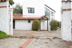 an empty driveway in front of a white house at Amplia casa en Reñaca para 10 personas in Viña del Mar