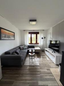 a living room with a couch and a table at Ferienwohnung Plaue Auszeit mit Privatstrand und Bootsliegeplatz in Zislow