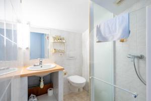 ein Badezimmer mit Toilette, Waschbecken und Dusche in der Unterkunft Hôtel Les Calanques in Les Issambres + 141 Fotos