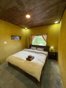a bedroom with a bed with a teddy bear on it at LoLo Hideaeay in Dồng Văn