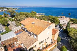 eine Luftaufnahme eines Hauses mit dem Meer im Hintergrund in der Unterkunft Hôtel Les Calanques in Les Issambres