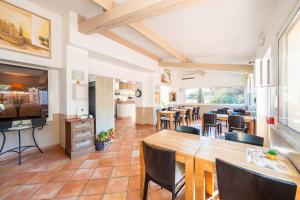 ein Esszimmer und ein Wohnzimmer mit Tisch und Stühlen in der Unterkunft Hôtel Les Calanques in Les Issambres