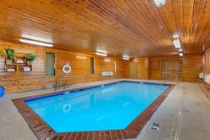 a large swimming pool with a wooden ceiling at Econo Lodge Longmont East in Longmont