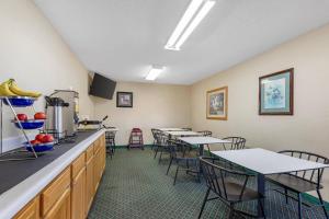 a dining room with tables and chairs and a cafeteria at Econo Lodge Longmont East in Longmont