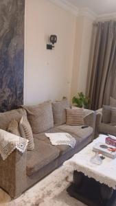 a living room with a couch and a table at فينوس in Hurghada