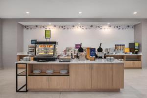 a store with a counter with aasteryasteryasteryasteryasteryasteryasteryasteryastery at Hampton Inn By Hilton Richmond Chester, VA in Chester