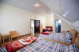 a bedroom with two beds in a room at HUNA's HOUSE in Da Thanh