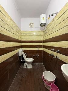 a bathroom with a toilet and a sink at Hotel Vijay Palace- Near Ram Mandir Ayodhya in Ayodhya