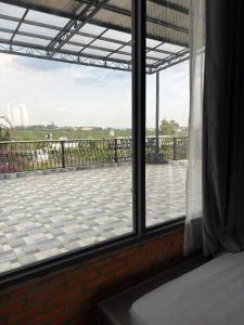 a bedroom window with a view of a patio at Muối Hồng Homestay in Ấp Tân Hà