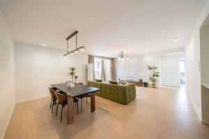 a living room with a table and a green couch at Today-Lujiazui Riverside,Bund Riverview in Shanghai