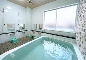 a large bathroom with a tub and a window at リゾートハウス秋桜 in Ōtaki +47 photos
