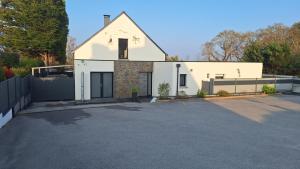 a white house with a driveway in front of it at MOR-HA-MARCH Studio in Sarzeau