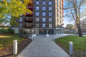 a building with a walkway in front of it at Stylish long & short stay flat with parking & Wifi sleeps 5 in Maidstone