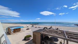 a view of a beach with a building and the ocean at Horizon Bleu Duplex 2 chambres vue mer in Palavas-les-Flots