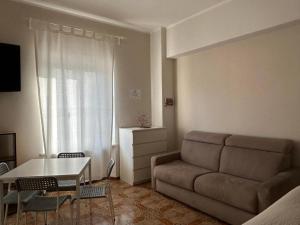 a living room with a couch and a table at B&B Residenza Leonardo in Falconara Marittima