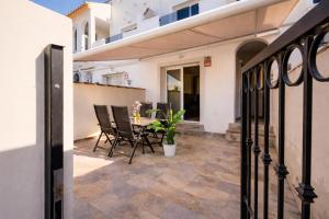 a patio with a table and chairs in a house at Casa Nina Novastar in San Pedro del Pinatar