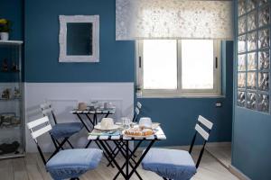 a dining room with blue walls and a table and chairs at B & B Victoria in Pompei +27 photos