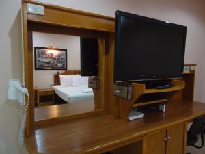 TV a/nebo společenská místnost v ubytování Phadaeng Hotel
