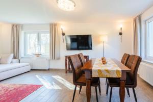a living room with a dining room table and chairs at Ferienhaus Achtern Diek in Hemme