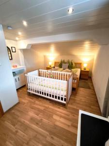 a small bedroom with a crib in a room at Riverside Appartements in Lieserbrücke