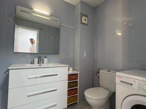 ein Badezimmer mit Toilette, Waschbecken und Spiegel in der Unterkunft Punta Atico in Alcanar + 5 Fotos