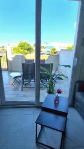 a living room with a table and a view of a patio at Casa Nina Novastar in San Pedro del Pinatar