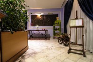 TV a/nebo společenská místnost v ubytování Miramare Hotel