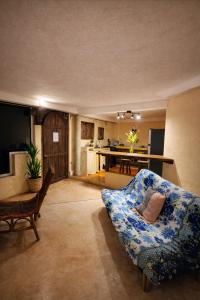 a living room with a couch and a kitchen at Villa Luna de Miel in Mazunte