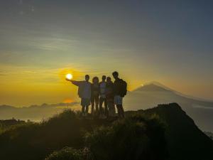 a group of people standing on top of a mountain at sunset at Hayana Villa Kintamani in Gretek
