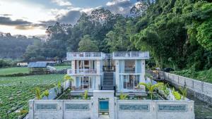a house on a hill with mountains in the background at Hayana Villa Kintamani in Gretek +44 photos
