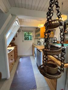 a kitchen with a chandelier in a tiny house at NurdachZeit – Ferienhaus in Schellbronn in Neuhausen