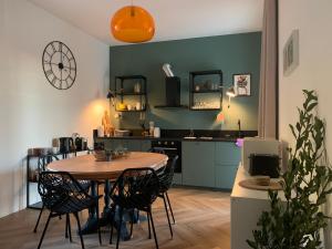 a kitchen and dining room with a table and chairs at Casa Gaudia Varese living-working e quiete in Barasso