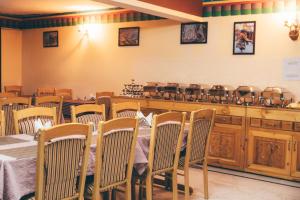 a dining room with a table and chairs at Hotel Heritage in Kaza