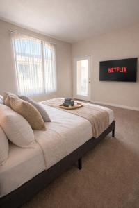 a bedroom with a bed with ametix sign on the wall at Modern 1 & 2 Bedroom Apartments Near Venice & MDR with Pool Gym & Cinema in Los Angeles